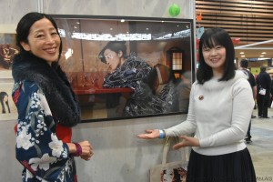 Yuka ONO, photographe et Akiko, son modèle, devant une des photographies de Yuka ONO