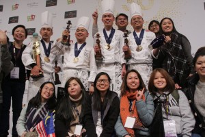 L'équipe de Malaisie, vainqueur de la 30ème Coupe du Monde de Pâtisserie, entourée de fan, Eurexpo, Lyon, 28 janvier 2018